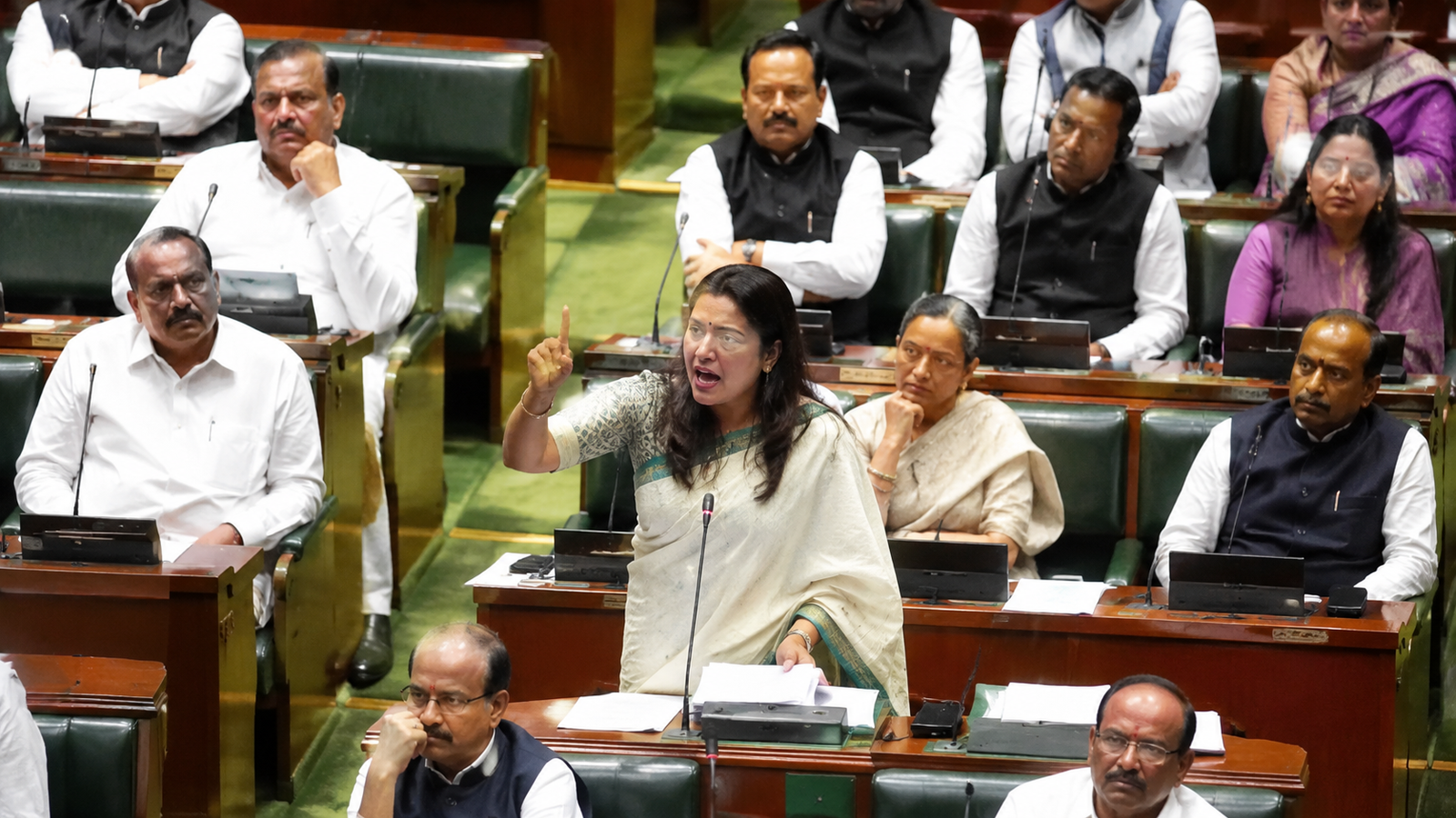 महाराष्ट्र विधानसभा में सना मलिक के बयान पर बवाल, 'कुरान के कानून' वाली टिप्पणी पर सत्ता-विपक्ष आमने-सामने